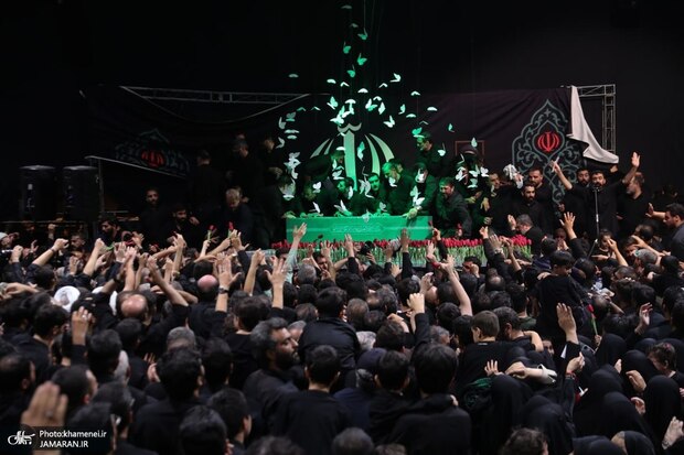 مراسم وداع با پیکر رهبر شهید در جوار حسینیه امام خمینی(ره) برگزار شد + تصاویر