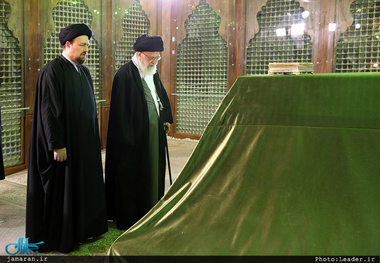فیلم/ حضور رهبر معظم انقلاب در مرقد مطهر امام راحل و گلزار شهدای بهشت زهرا(س)