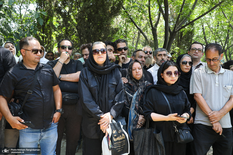 مراسم خاکسپاری مرحوم اکبر عبدی در قطعه هنرمندان