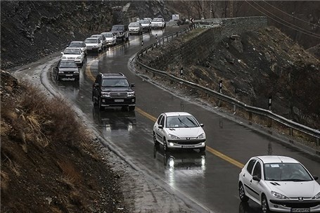 محورهای مختلف مازندران لغزنده  و ترافیک عادی و روان است از سفرهای غیر ضروری خودداری شود