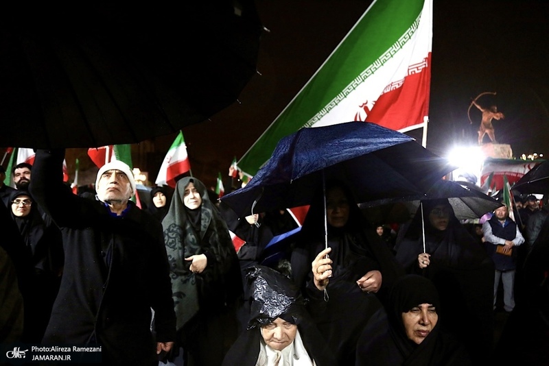 بيست و پنجمين شب اجتماع پرشور مردمى در میدان ونک