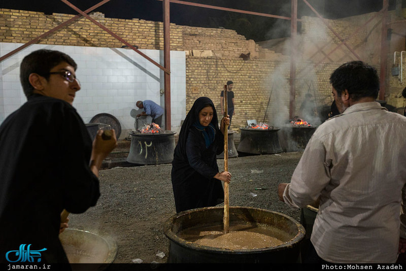 تهیه آش امام حسین(ع) در روستای رحمت‌آباد یزد