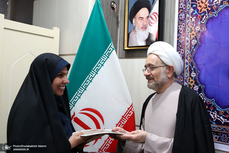 نشست صمیمانه اعضا هیات علمی پژوهشکده امام خمینی و انقلاب اسلامی با تولیت  معزز به مناسبت روز معلم