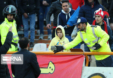 ۲ هوادار فوتبال در ورزشگاه آزادی تهران مصدوم شدند