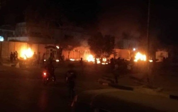 کیوسک‌های اطراف کنسولگری ایران در کربلا به آتش کشیده شد + عکس و فیلم