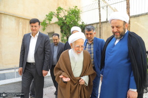 کاشت نهال توسط آیت الله العظمی جوادی آملی در هفته درختکاری