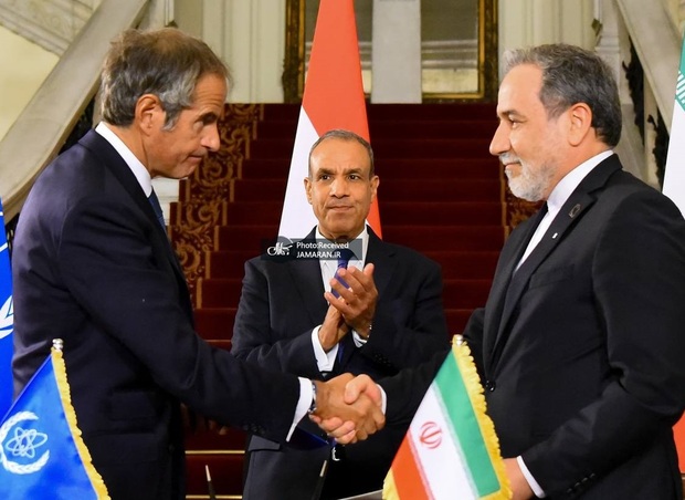 عراقچی و گروسی دست دادند + عکس
