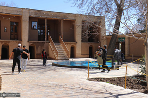 بازدید گردشگران نوروزی از بیت تاریخی حضرت امام در خمین