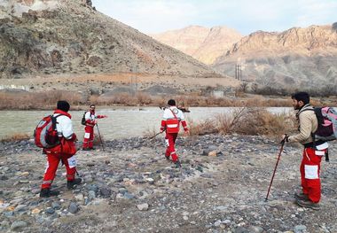 تلاش  امدادگران هلال احمر خلخال برای یافتن روستایی گمشده در حاشیه رودخانه قزل اوزن