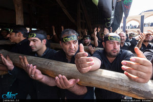 نخل برداری ظهر عاشورا در میدان امیر چخماق یزد
