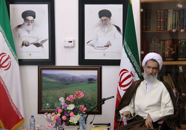 استکبار با تمام ظرفیت علیه انقلاب اسلامی توطئه می‌کند