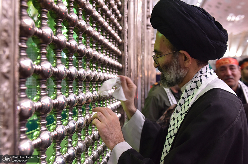 عطرافشانی حرم امام خمینی(س) توسط بسیجیان کاشانی