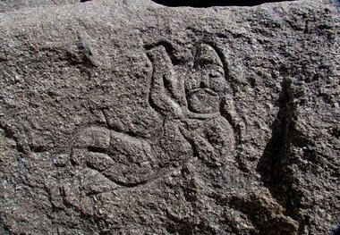 سنگ‌نگاره «کوه عقرب» سالم است