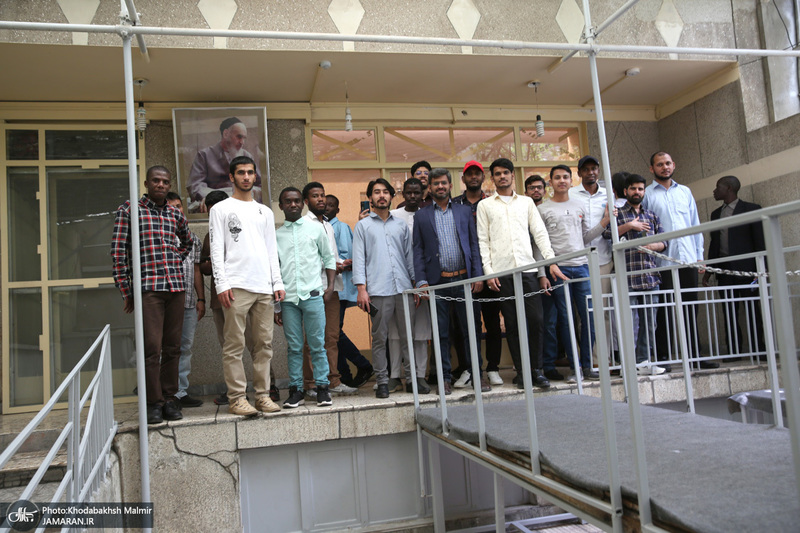 بازدید جمعی از طلاب خارجی جامعه المصطفی (ص) العالمیه از بیت امام خمینی (س) در جماران