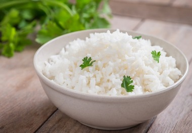 
برنج پخته شده تا چه مدت در یخچال سالم می‌ماند؟