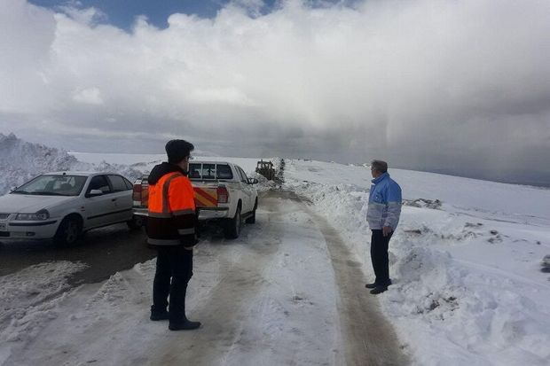 ۸۰ مسافر گرفتار در جاده برفی «ایران‌خواه» تکاب نجات یافتند