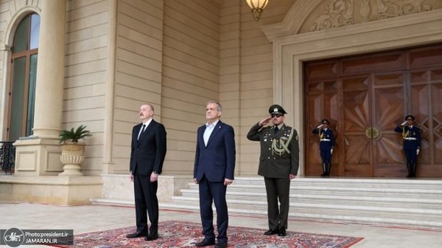 استقبال رسمی رئیس جمهوری آذربایجان از پزشکیان در کاخ زاگولبا باکو