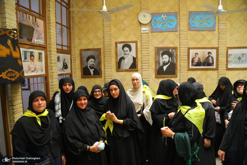 حضور زائران در بیت تاریخی حضرت امام در نجف در روزهای منتهی به اربعین