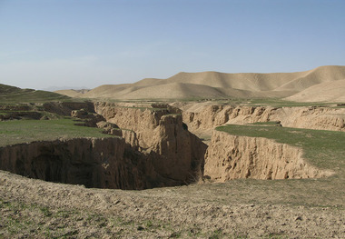 خندق ها گلستان را می بلعد