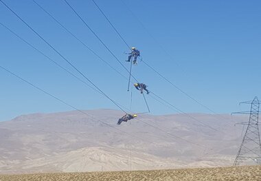 نصب اسپیسرهای بین فازی روی خطوط ۶۳ کیلو ولت شرکت برق منطقه‌ای سمنان