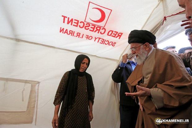 رهبر انقلاب در چادر زلزله زدگان روستای کوئیک+عکس