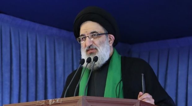 امام جمعه کرج: ملت ایران با صلابت مقابل قلدری های آمریکا ایستاده است