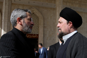 دیدار سرپرست و کارکنان وزارت خارجه باسید حسن خمینی در حرم مطهر امام خمینی (س)