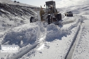 بارش برف راه ارتباطی ۳۰۰ روستای دلفان را قطع کرد
