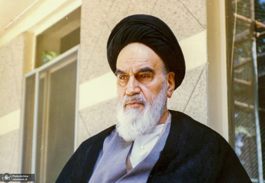 امام: خون دلی که پدر پیرتان از این دستۀ متحجر خورده است هرگز از فشارها و سختیهای دیگران نخورده/ باید مراقب بود که تفکر جدایی دین از سیاست از لایه‌های تفکر اهل جمود به طلاب جوان سرایت نکند 