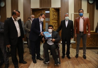 تقدیر از قهرمانان و سهمیه داران المپیکی و پارالمپیکی و روسای هیات های استان فارس 
