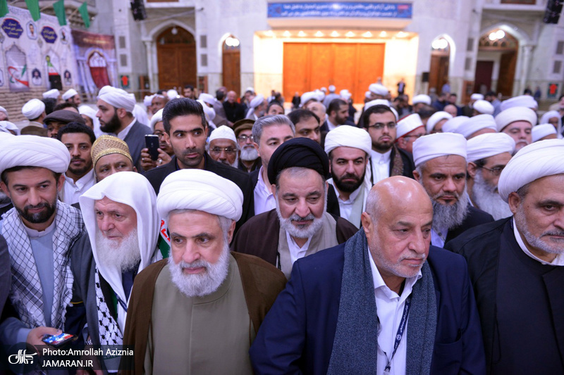 ادای احترام میهمانان سی‌ودومین کنفرانس بین‌المللی وحدت اسلامی نسبت به امام خمینی(س)