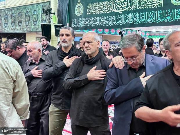 حضور مسعود پزشکیان در مراسم شام غریبان در ارومیه + عکس