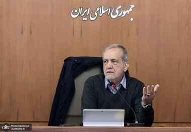 پزشکیان: باید از بروز هنجارشکنی در جامعه پیشگیری کنیم/ در زمینه حجاب و عفاف باید الگوهای مناسب به جامعه معرفی شوند/ در مسئله ترویج زیست عفیفانه نباید اقداماتی انجام شود که به سرمایه اجتماعی شکل‌گرفته در کشور آسیب بزند/بدن‌نمایی و برهنگی مغایر شان زنان است