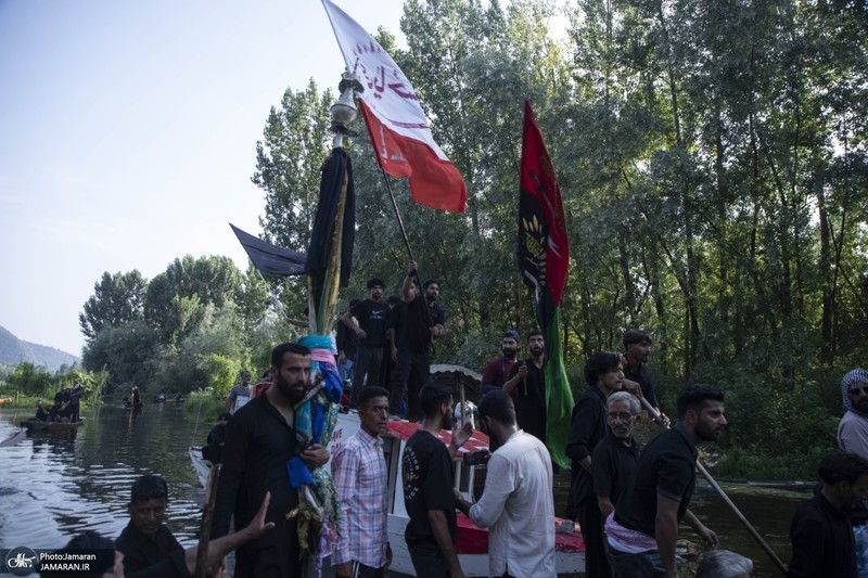 عزاداری سنتی کشمیری‌ها روی قایق