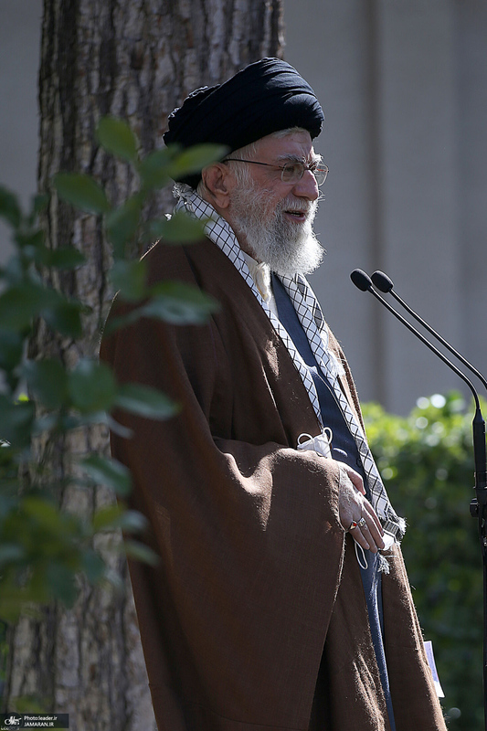 کاشت دو نهال میوه توسط رهبر معظم انقلاب