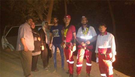 نجات زوج راه گم کرده در کوه توسط امدادگران چناران