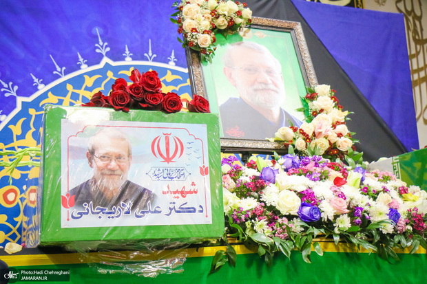 تجلیل جمعی از مدیران سابق سازمان صدا و سیما از شهید علی لاریجانی