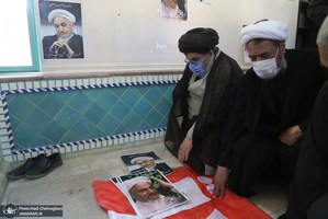 مزار آیت الله العظمی صانعی(ره) در اولین پنج شنبه رحلت ایشان