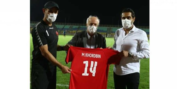 اهدای پیراهن پرسپولیس به خوردبین+ عکس
