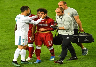 دلداری رونالدو به محمد صلاح + عکس