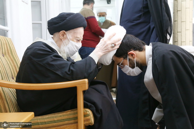 مراسم عمامه گذاری طلاب توسط آیت الله شبیری زنجانی در شب ولادت حضرت زهرا(س)