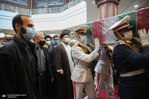 وداع با پیکر مطهر شهید محسن فخری زاده در حرم امام خمینی(س)