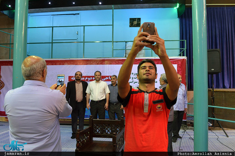 بازدید جمعی از کار کنان حرم امام(س) از حسینیه جماران