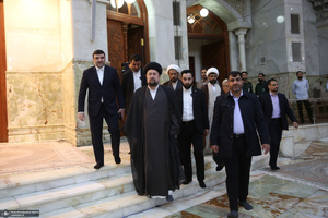 اقامه نمازسید حسن خمینی  بر پیکر شهید حیدری در حرم مطهر امام خمینی (س)