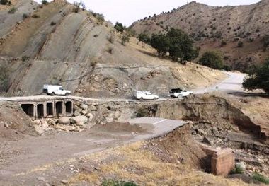 جاده لومار به روستاهای چم جنگل و چم شیر بسته شد