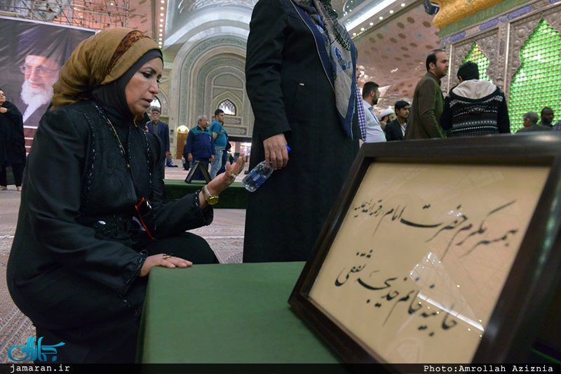 ادای احترام شرکت کنندگان در سی و چهارمین دوره مسابقات قرآن کریم به مقام امام خمینی(س)