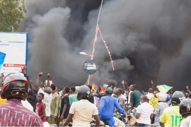 هواداران کودتا در نیجر  با اهتزاز پرچم روسیه سفارت فرانسه را آتش زدند