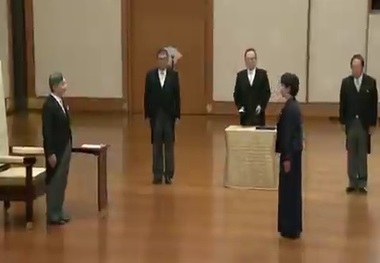 ببینید/ مراسم تنفیذ نخست وزیر ژاپن در حضور امپراطور ساده و بدون تجملات