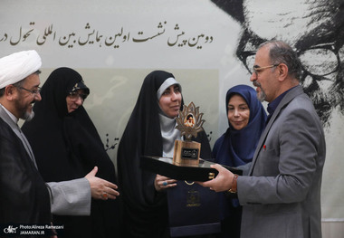 دکتر فاطمه طباطبایی: اندیشه امام خمینی(س) باید در بستر جامعه ظهور و نمود یابد/ کمساری: راهبرد اساسی ما تشریح ابعاد فکری و اندیشه‌ای امام درباره بانوان است/ انصاری: فلسفه غربی هیچ اهمیتی به زن نمی‌دهد