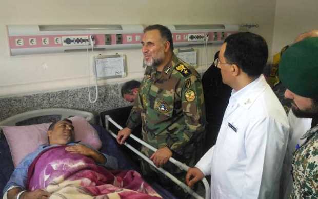 فرمانده نیروی زمینی ارتش از مجروحان اهواز عیادت کرد